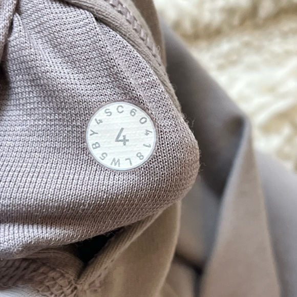 EUC lululemon size 4 luon bandage leggings - Picture 4 of 4